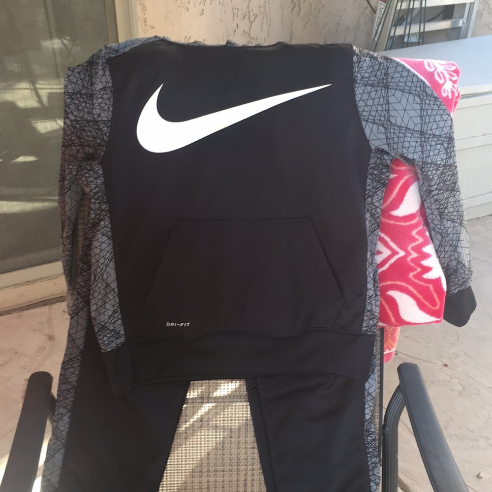 Nike boy Nike hoodie and pants.